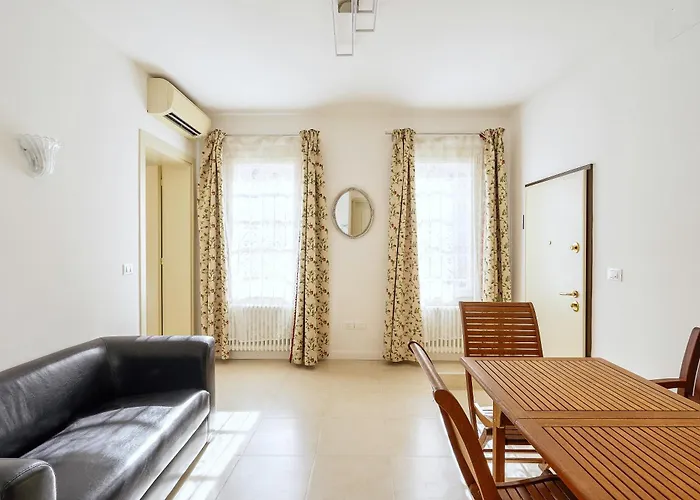 Dorsoduro Apartment *